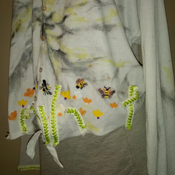 Plus Size Tie Dye Thermal, Plus Size Applique Bee Tie Dye Thermal Tie Blouse - Picture 11 of 16